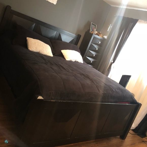 Selling bed 2 night stands big drawer + mirror.